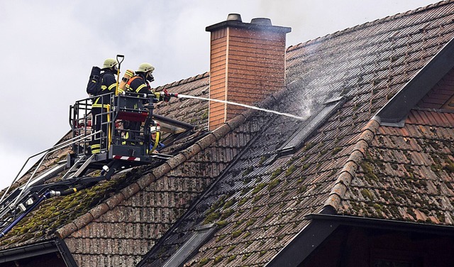 Feuerwehrleute auf dem Dach im Einsatz.   | Foto: kamera24