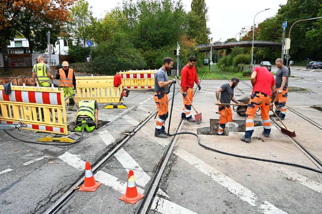 Arbeiter haben am Freitag den beschdigten Betonpfeiler ab- und neu aufgebaut.  | Foto: Thomas Kunz