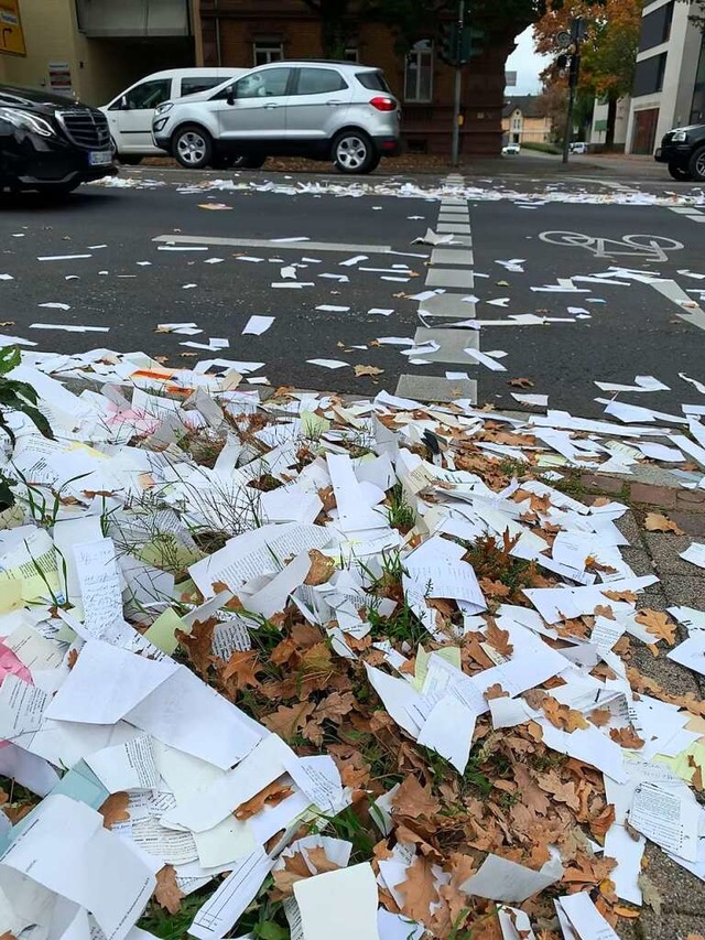 Anwaltsschreiben und Gerichtsakten auf...g Zhringer/Lange Strae in Offenburg.  | Foto: Helmut Seller