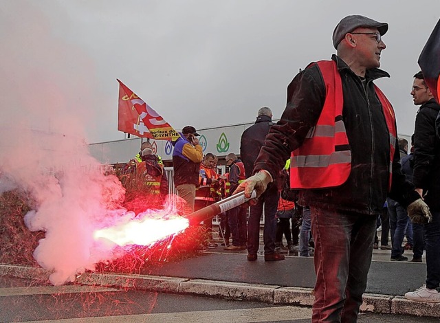 Streikender auf dem Gelnde von Total Energies  | Foto: Michel Spingler (dpa)