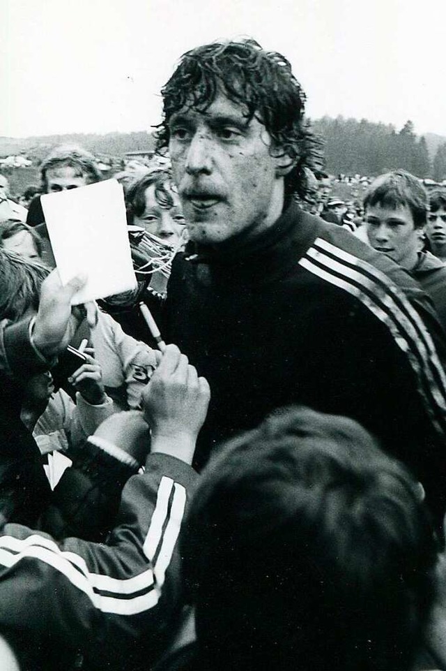 1982: Nationaltorwart Toni Schuhmacher... sind  nach dem Training sehr begehrt.  | Foto: Roland Weis