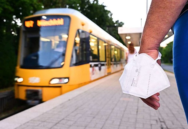 Im Nahverkehr ist die Maske Pflicht auf deutscher Rheinseite.  | Foto: Bernd Weibrod (dpa)