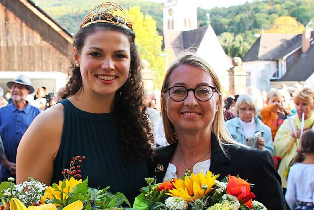 Katrin Lang (links) und Natascha Thoma...chen Weinkönigin der Gemeinde Ebringen  | Foto: Mario Schöneberg