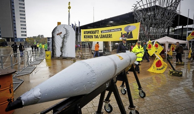 Proteste gegen Atomkraft: Aktivisten v...gungsort des Grnen-Parteitags in Bonn  | Foto: Kay Nietfeld (dpa)