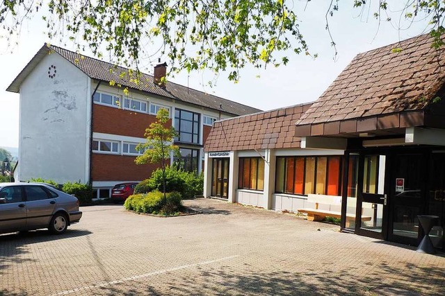 Schule (hinten) und  Kandertalhalle   ...chreibungen blieben bislang erfolglos.  | Foto: Herbert Frey