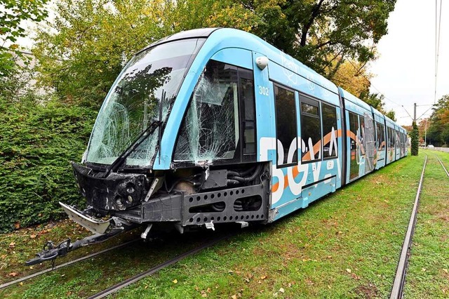 Die verunglckte Straenbahn vom Unfal...n und Richtung Endhaltestelle gezogen.  | Foto: Thomas Kunz