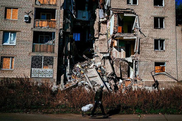 Ein durch russischen Beschuss zerstrtes Haus in Bachmut (Foto vom Samstag).  | Foto: DIMITAR DILKOFF (AFP)