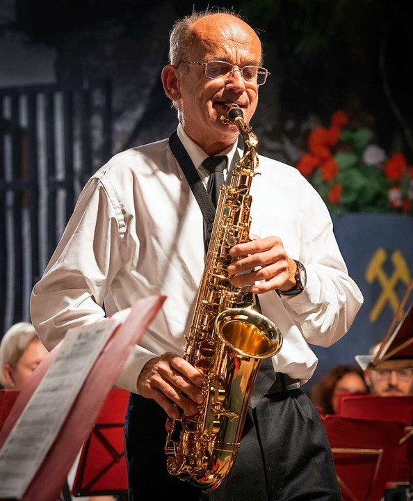 Mit dem auf dem Saxophon gespielten &q...n musikalischen Abschied als Dirigent.  | Foto: Paul Eischet