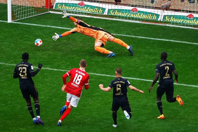 Manuel Neuer verpasst im vergangenen M...diese hoffen die Fans des SC Freiburg.  | Foto: Philipp von Ditfurth (dpa)