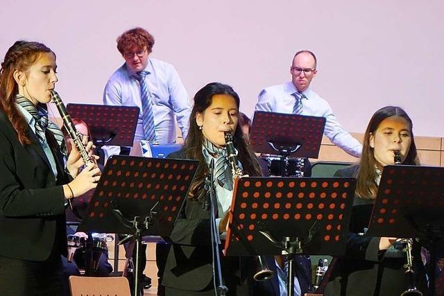 Stadtmusik Zell bietet glanzvolles Chilbi-Konzert
