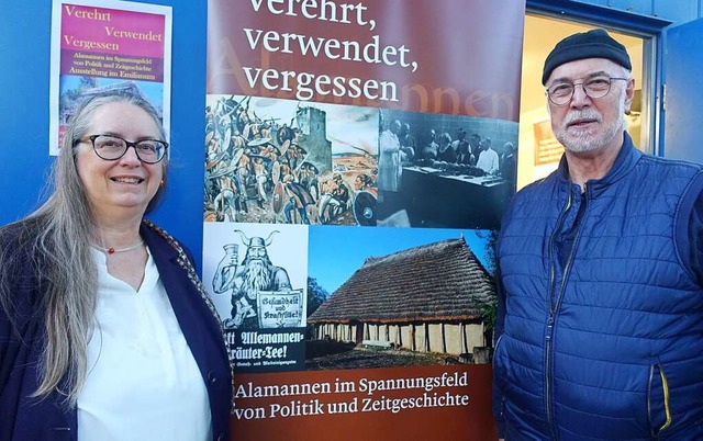 Referentin Claudia Greiner und Kurt Pa...ormationstafeln im Emilianum Grenzach.  | Foto: Roswitha Frey