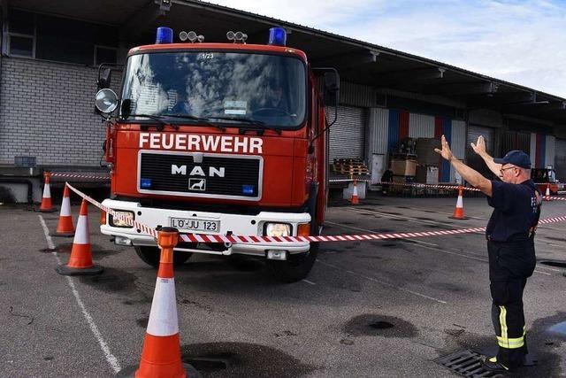 Freiwillige Feuerwehrleute bekommen Fahrtraining in Rheinfelden