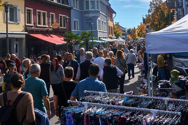 Zahlreiche Besucher von nah und fern n...tter fr einen Stadtbummel durch Wehr.  | Foto: Julia Becker