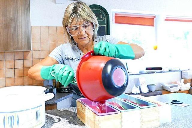 Wie in einem Lffinger Atelier Seife von Hand hergestellt wird