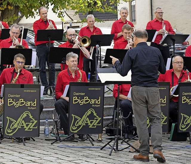 Zu den musikalischen Attraktionen zhl...h bei Sonnenschein angenehm flanieren.  | Foto: Volker Mnch