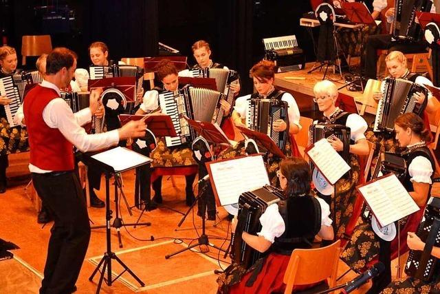 Breitnauer Trachten-Akkordeon Gruppe spielt Jahreskonzert