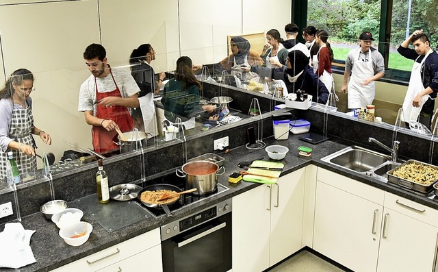 Gemeinsame Kochaktion israelischer, pa...r Schlerinnen und Schler an der GHSE  | Foto: Markus Zimmermann