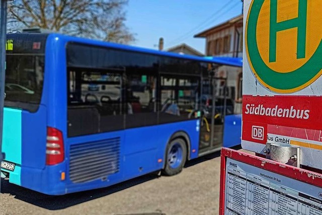 Bushaltestelle am Bahnhof Herbolzheim:...tlichkeiten zunehmend in Frage stellt.  | Foto: Martin Wendel