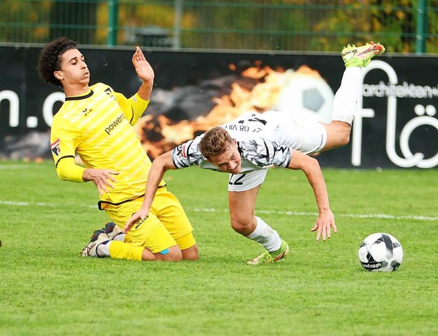 Gegner Oberachern brachte den FC 08 Vi... Leon Albrecht, aus dem Gleichgewicht.  | Foto: Roger Mller