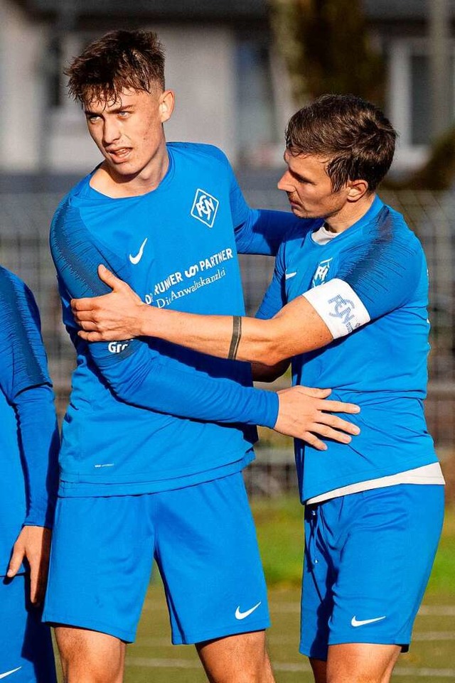 Marvin Waldvogel (links) hat das 2:0 f...tn Arne Mundinger freut sich mit ihm.  | Foto: Wolfgang Scheu