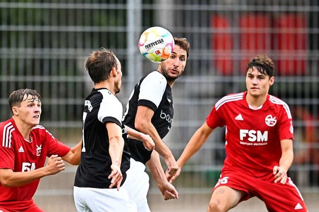 Die Stegener Levi Rler (ganz links) ...Ende stand ein leistungsgerechtes 2:2.  | Foto: Achim Keller