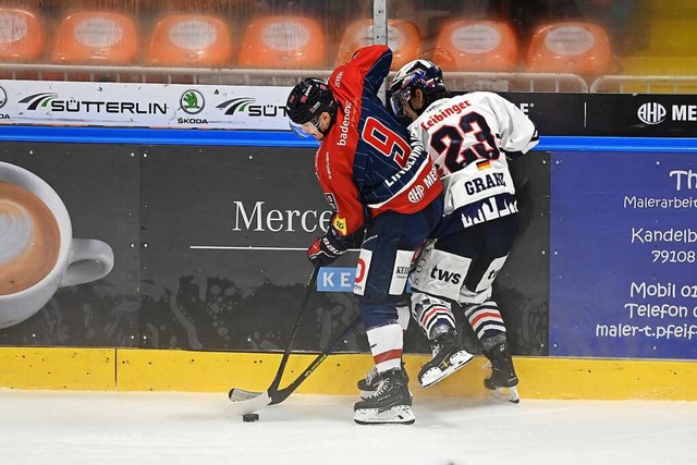 Der EHC Freiburg hatte es schwer gegen...er (links) von Oliver Granz bedrngt.   | Foto: Achim Keller