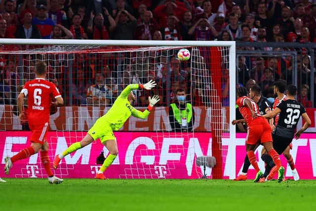 Der Anfang vom Ende: Gnabry trifft zum 1:0 fr die Bayern  | Foto: Tom Weller (dpa)