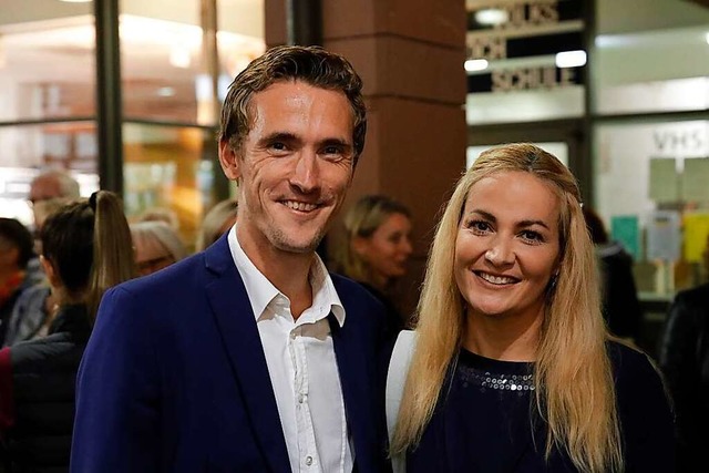 Raphael Walz freut sich mit seiner Freundin ber den Wahlsieg.  | Foto: Hubert Gemmert