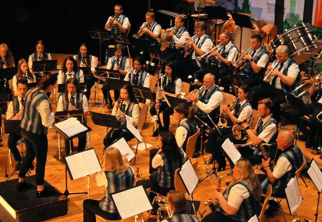 Die rund 40-kpfige Stadtmusik Wehr bot ein hochkartiges Herbstkonzert.  | Foto: Ernst Brugger