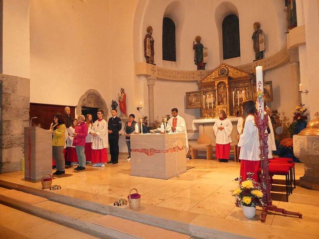 Den 100. Weihetag der Herz-Jesu Kirche...ammitglieder trugen die Frbitten vor.  | Foto: Christa Maier