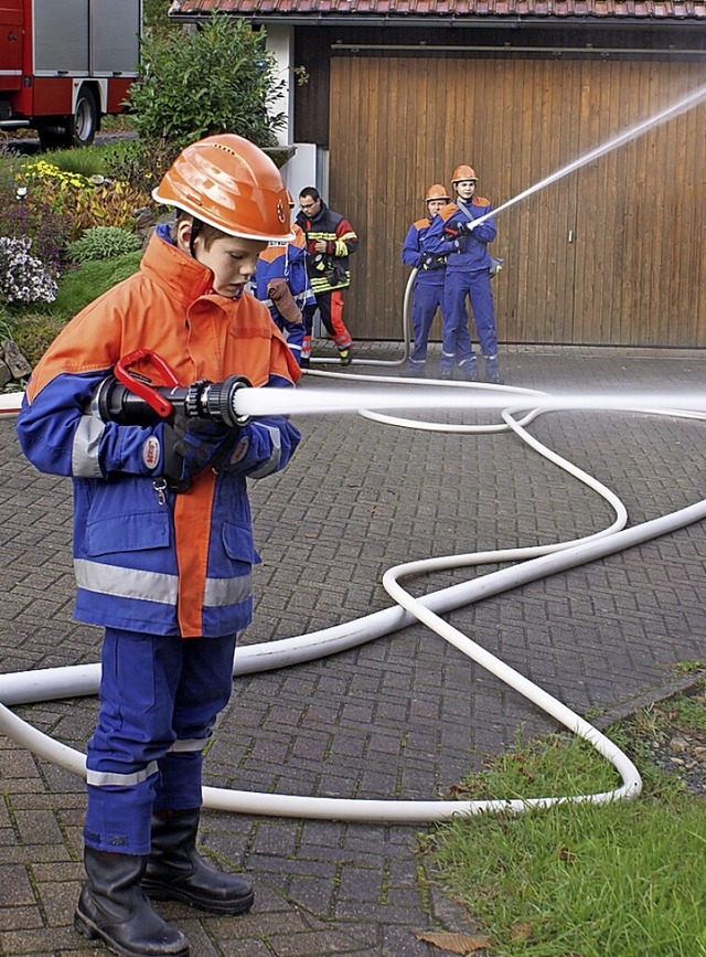 Viel Spa hatte der Feuerwehrnachwuchs an den Strahlrohren.  | Foto: Werner Probst