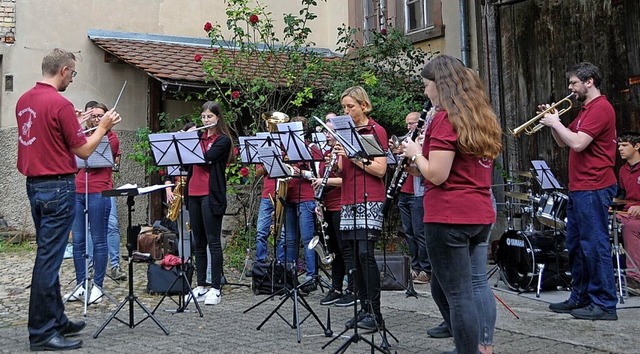 Beim Tag der Blasmusik prsentierte sich die Kapelle im alten Schulhof.  | Foto: Sebastian Ehret