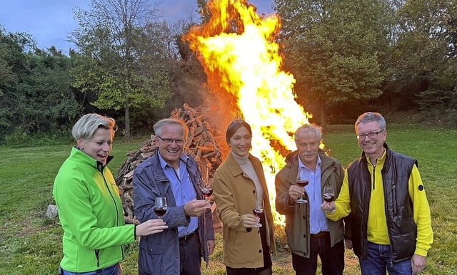 Das Herbstfeuer  beim Attilafelsen am ...en, Pius Mangold und  Frank Greschel.   | Foto: Mario Schneberg