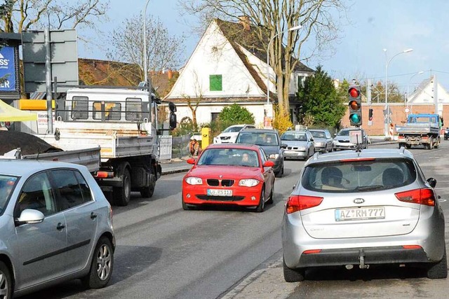 Fast 20.000 Fahrzeuge rollen tglich d...tung hinterlsst das deutliche Spuren.  | Foto: Hannes Lauber