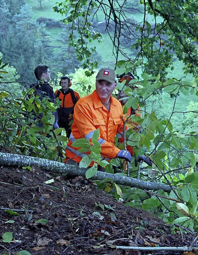 Biotoppflege in Handarbeit: In Schutte...am Kapellenberg von Gestrpp befreit.   | Foto: Heidi Fel