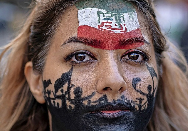 Eine Frau in Barcelona demonstriert fr die Rechte von Frauen im Iran.  | Foto: Lorena Sopna (dpa)