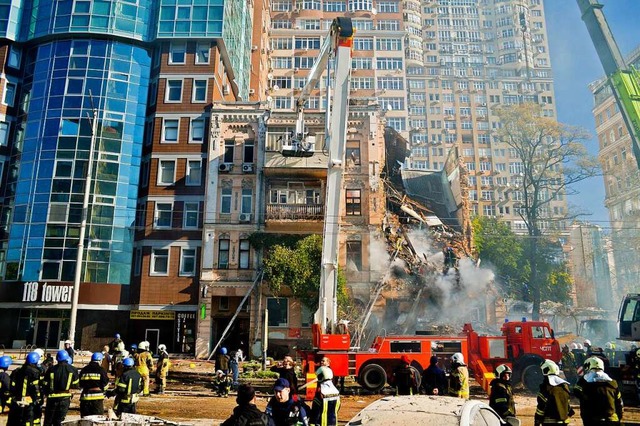 Rettungskrfte sind nach einem russisc...f im Stadtzentrum von Kiew im Einsatz.  | Foto: - (dpa)