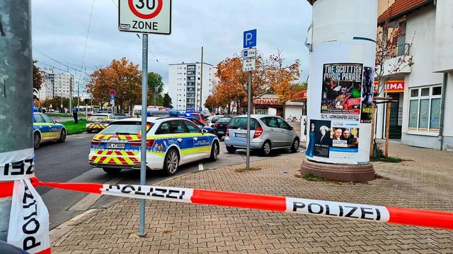 Im Ludwigshafener Stadtteil Oggersheim...zei sperrte die Tatorte weitrumig ab.  | Foto: Keutz TV-NEWS (dpa)