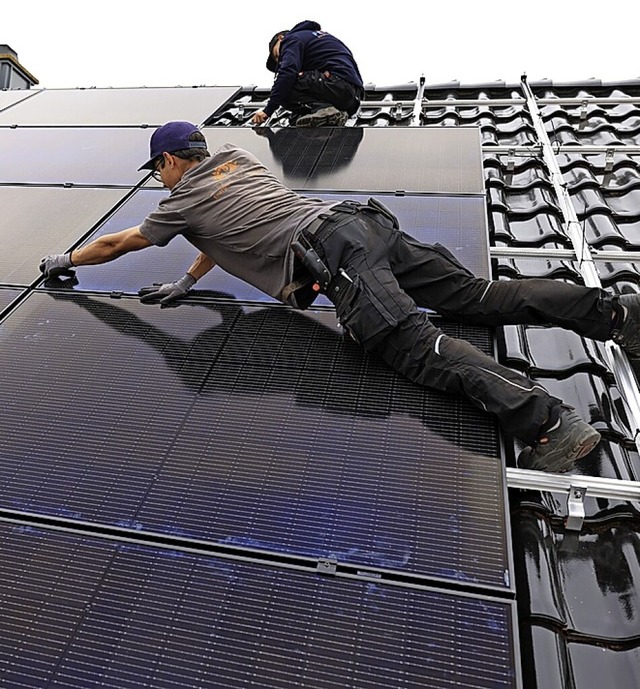 Handwerker montieren Solarpanels in Grenzach-Wyhlen.  | Foto: Oliver Berg