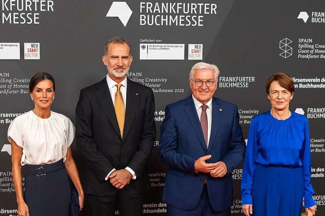 Knig Felipe VI und Knigin Letizia wa...einmeier mit Ehefrau Elke Bdenbender.  | Foto: Sebastian Gollnow (dpa)