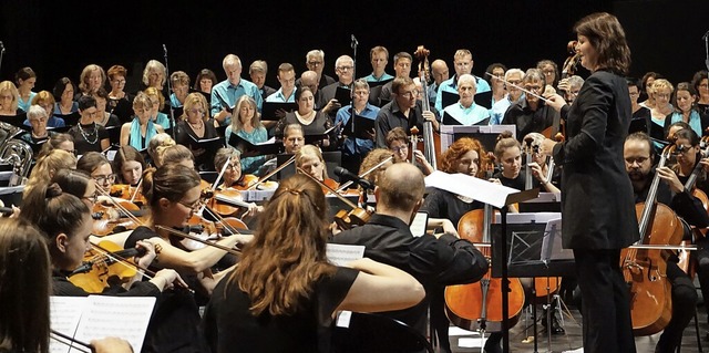 Mehr als 120 Musiker und Snger saen ...uf dem Podium in der Art&#8217;Rhena.   | Foto: Paul Klock