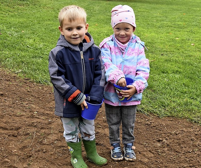 Die Kinder verteilen die Samen auf der...r mehr Blumen beim Burger Kinderhaus.   | Foto: Laura Knig