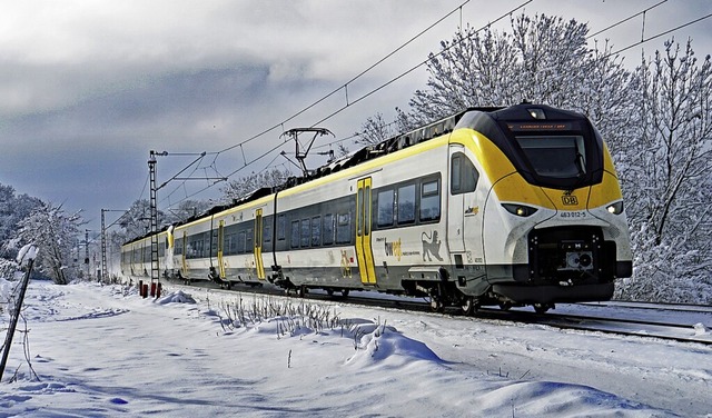 Der Regionalzug Siemens Mireo 463 012-...ter Winterlandschaft bei Bad Bellingen  | Foto: Heinz Gttlich