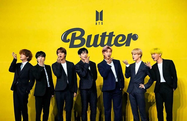 BTS gilt als beliebteste Popgruppe  S...oreanische Band die US-Albumcharts an.  | Foto: Lee Jin-Man (dpa)