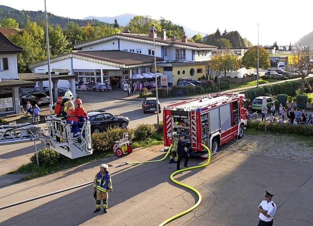 Zahlreiche Zuschauer, darunter auch viele Kinder, verfolgten die bung,  | Foto: Kurt Meier