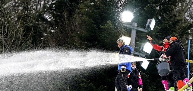 Opulente Flutlichtanlagen, Einsatz von... Wintersports  verursacht hohe Kosten.  | Foto: Giovanni Auletta (dpa)