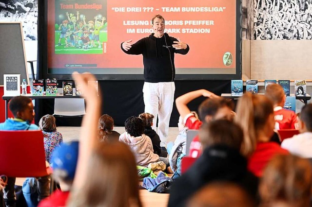 Boris Pfeiffer bei der Lesung vor 200 Kindern im Europa-Park-Stadion  | Foto: Thomas Kunz