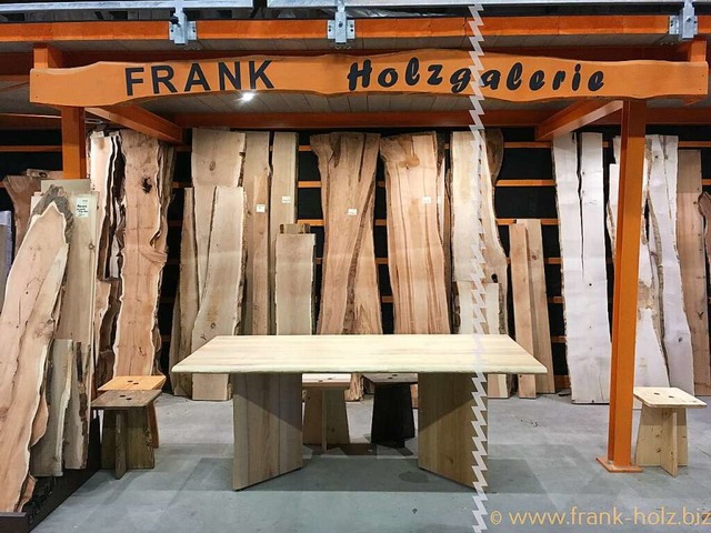 In der Holzgalerie von FRANK Holz in S...ung und in natrlich gewachsener Form.  | Foto: FRANK Holz