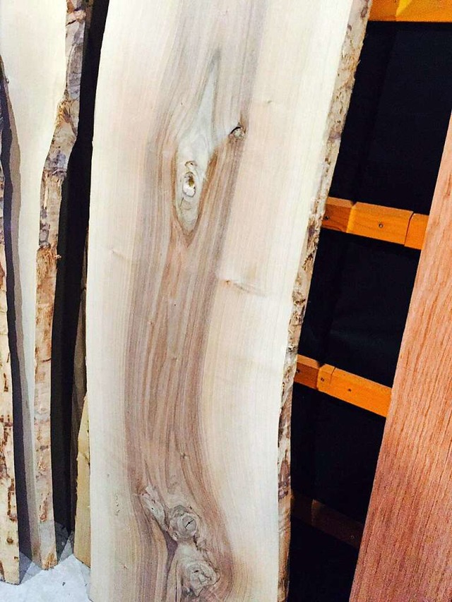 Ein Holzunikat wie dieses Nussbaumbret...ne Sitzbank zu einem echten Blickfang.  | Foto: FRANK Holz