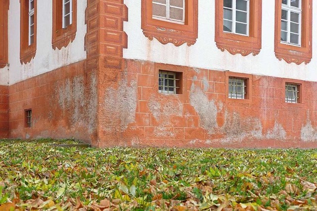 Die Fassade des Schlosses ist in keinem guten Zustand.  | Foto: Verena Pichler